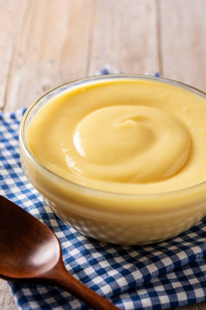 crema pastelera en un bol - crema de natillas fotografías e imágenes de stock