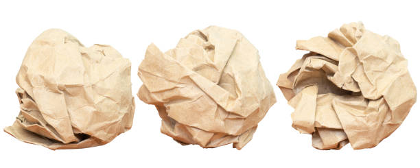 boules de papier brun froissées - brown paper paper crushed wrinkled photos et images de collection