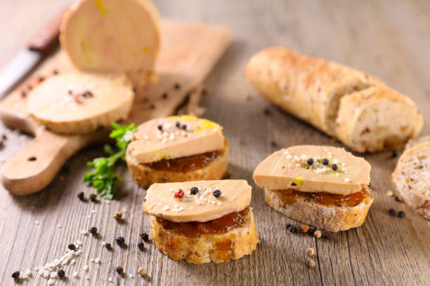 canape festiva con foie gras e cipolla - foie gras goose meat liver pate foto e immagini stock