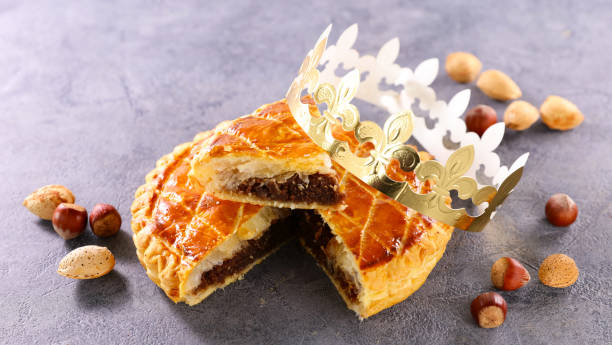 gâteau d’épiphanie et couronne royale - galette des rois photos et images de collection