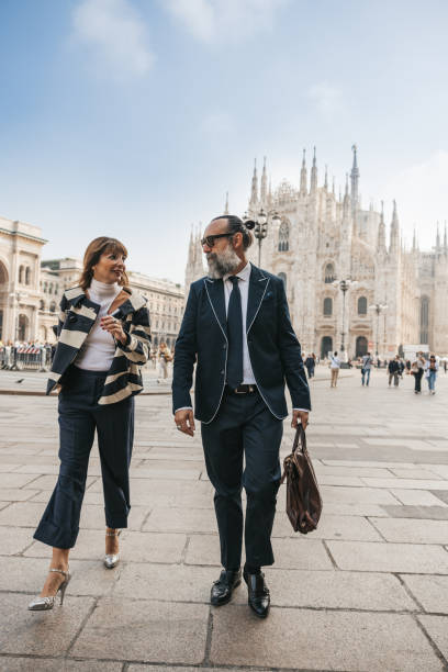 밀라노에서 일하기 위해 통근하는 비즈니스 사람들 - business suitcase men outdoors 뉴스 사진 이미지