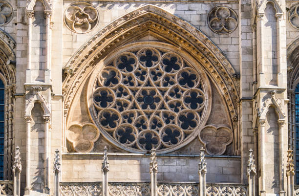 primer plano rosetón fachada de santa maría en la catedral gótica siglo xiii de burgos, españa - rose window star of david gothic style window fotografías e imágenes de stock