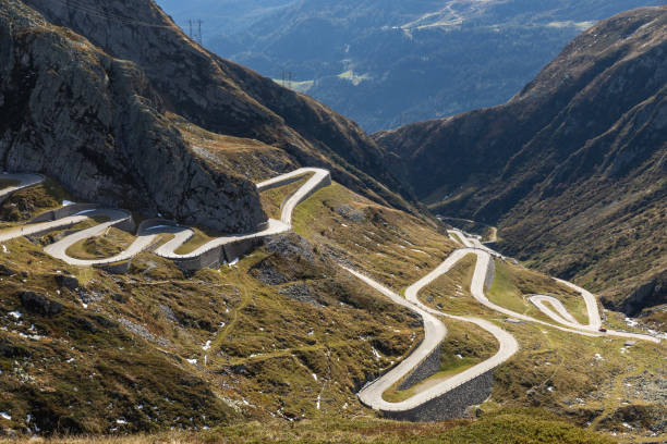 tremola road on the gotthard pass in the swiss mountains - twisty road imagens e fotografias de stock