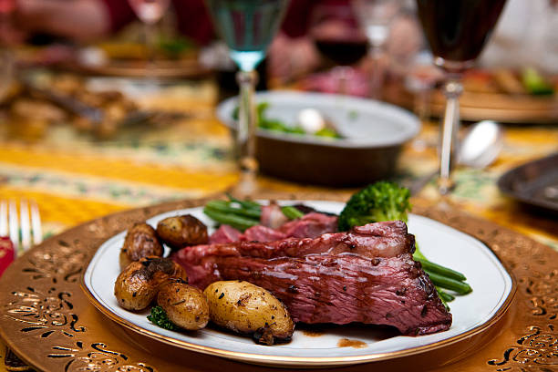 gebratenes rindfleisch diner - wine gourmet dinner party fillet steak stock-fotos und bilder