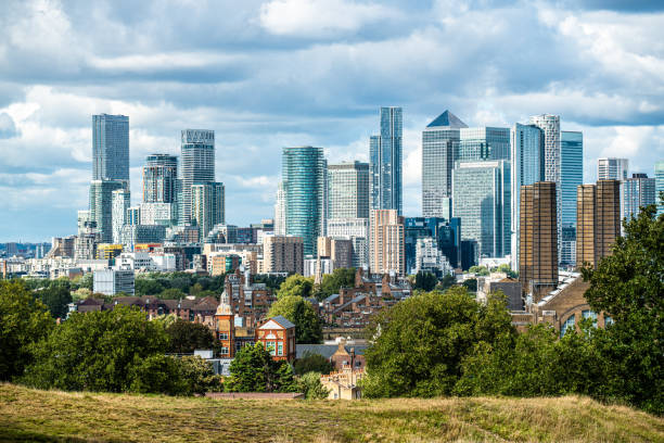 ロンドンカナリーワーフ超高層ビルドックランズ開発グリニッジ - urban scene bank financial building downtown district ストックフォトと画像