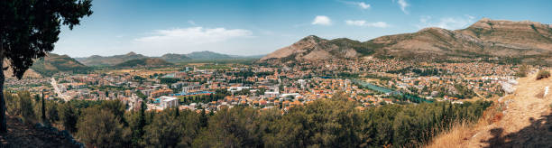 panorama della bellissima città di trebinje - trebinje foto e immagini stock