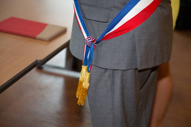 フランス市長の男性は、公式のお祝いの間に市役所でスーツ - mayoral スト�ックフォトと画像