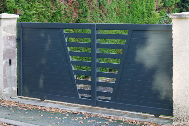 portail coulissant gris aluminium de la maison de banlieue - garden fence audio photos et images de collection