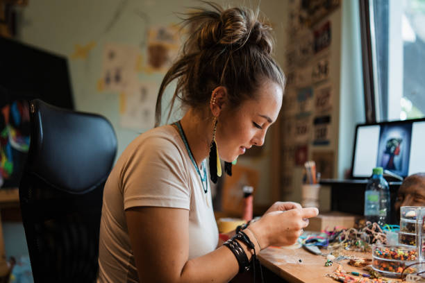 kleinunternehmerin, die in ihrer heimwerkstatt ein maßgefertigtes judentum herstellt - costume jewelry stock-fotos und bilder