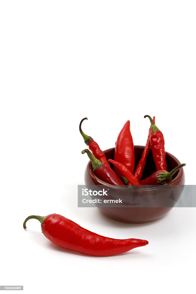 Red hot chili peppers dans un bol en céramique - Photo de Aliment libre de droits
