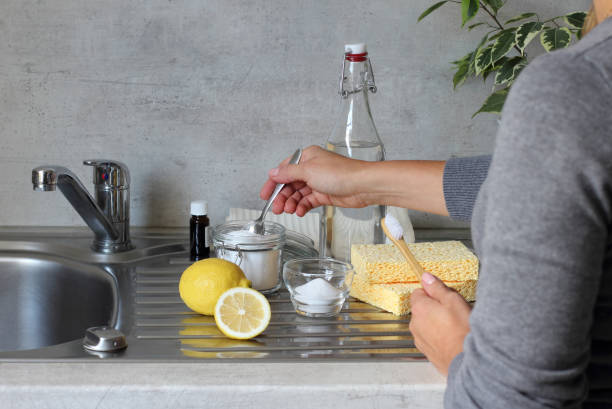 eine frau bereitet zu hause einen natürlichen nicht-chemischen spülenreiniger mit backpulver und essig zu. null abfall. diy. - bread soda stock-fotos und bilder