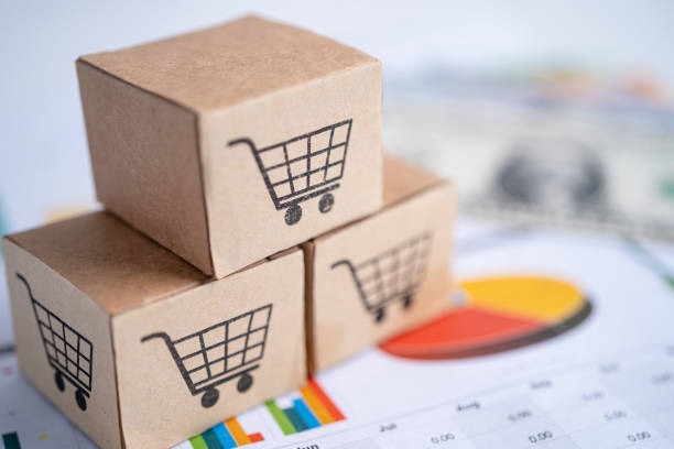 Shopping cart logo on box with US dollar banknotes, Banking Account, Investment Analytic research data economy, trading, Business import export online company concept. logotipo del carrito de compras en la caja con billetes de dólar estadounidense, cuenta bancaria, economía de datos de investigación analítica de inversiones, comercio, concepto de empresa en línea de importación de negocios y exportación.