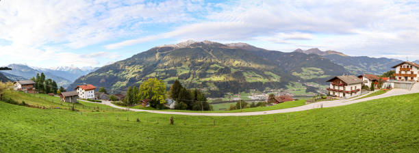 widok na dolinę zillertal z zachodem słońca nad pasmem górskim kaltenbach i terenem narciarskim, alpy austriackie w tyrolu, austria europa - ski resort mayrhofen mountain range mountain zdjęcia i obrazy z banku zdjęć