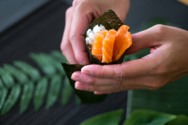 鮭の手巻きを作り、飾るプロセス。 - temaki food sushi salmon ストックフォトと画像