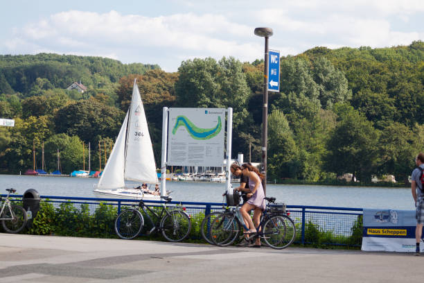 白人サイクリストのカップルは、湖バルデニー湖の地図に立っています - bicycle map couple river ストックフォトと画像