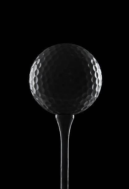 pallina da golf su sfondo nero - golf ball circle ball curve foto e immagini stock