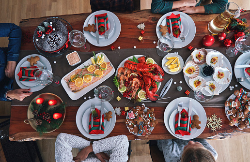 Cena de Navidad con Filete de Pescado de Salmón, Vieiras, Langosta, Camarones y Pastel de Navidad photo