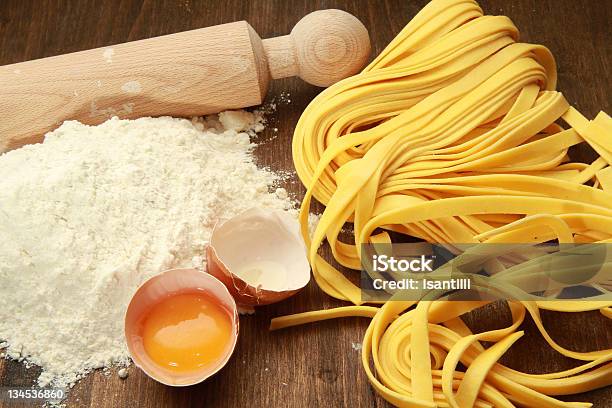 Selbstgemachte Pasta Stockfoto und mehr Bilder von Abnehmen - Abnehmen, Backen, Ei