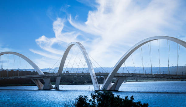 arquitetura modernista. ponte jk com céu azul largo e nuvens brancas, brasília, brasil. - brasília - fotografias e filmes do acervo