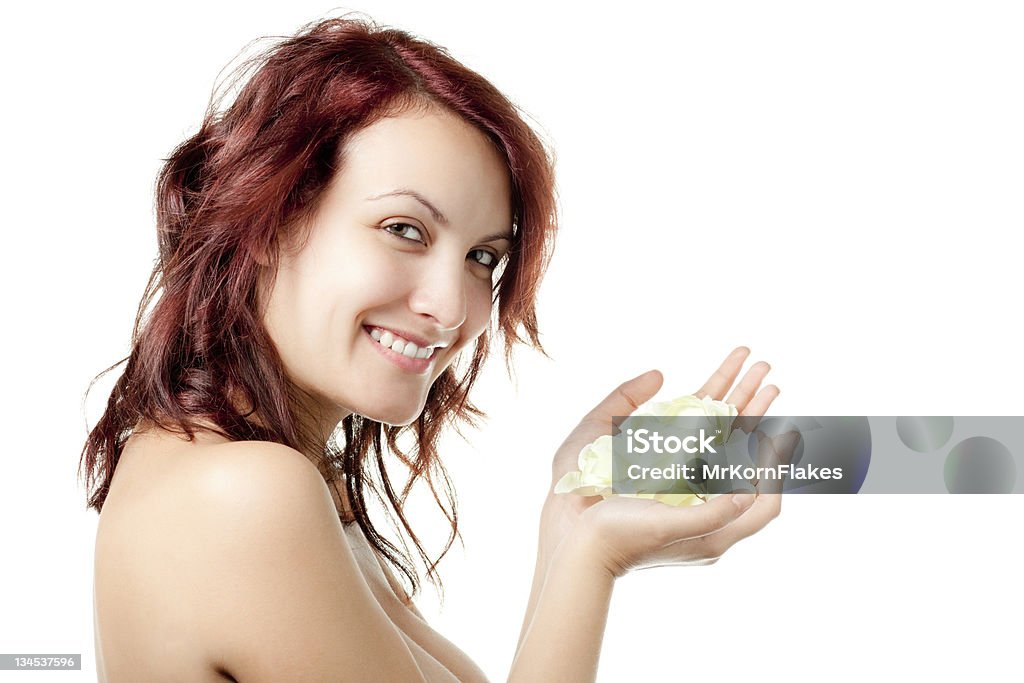 Donna sorridente con petali - Foto stock royalty-free di 20-24 anni