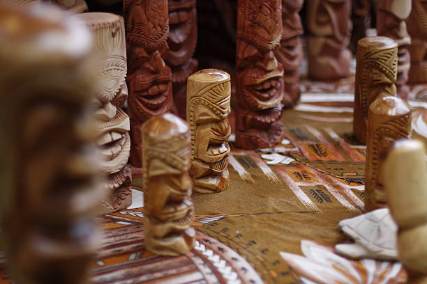 tiki sur affichage miniatures - polynesia photos et images de collection