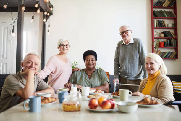 portret osób starszych w domu opieki - 60s senior adult breakfast cheerful zdjęcia i obrazy z banku zdjęć