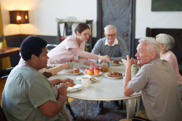 은퇴 가정에서 식사를 하는 노인 - senior adult nursing home eating home interior 뉴스 사진 이미지