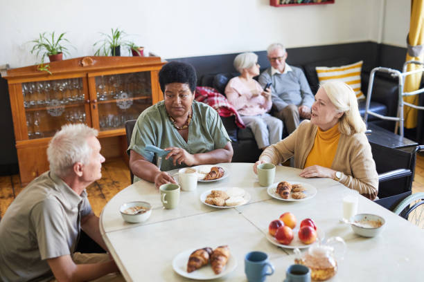 요양원에서 의식 - senior adult nursing home eating home interior 뉴스 사진 이미지