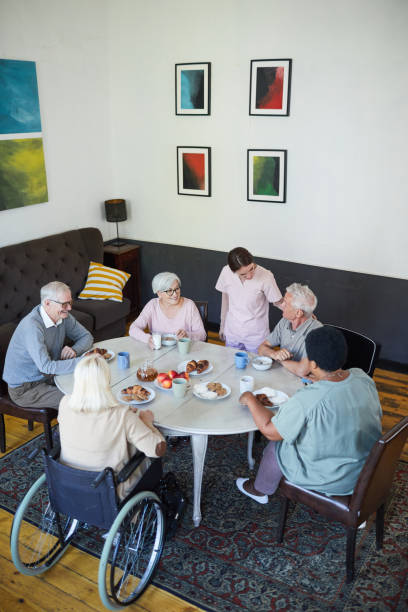 colazione presso retirement home - 60s senior adult breakfast cheerful foto e immagini stock