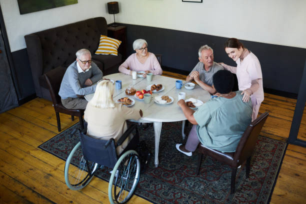 colazione presso nursing home - 60s senior adult breakfast cheerful foto e immagini stock