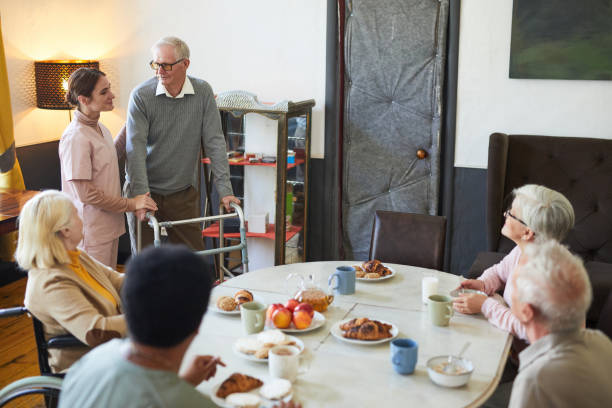 老人ホームで陽気なシニア - senior adult nursing home eating home interior ストックフォトと画像