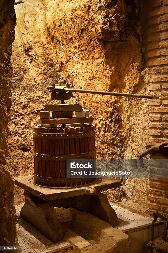 Muy prensa de vino en una antigua bodega de antigüedad - Foto de stock de España libre de derechos