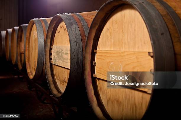 Barriles De Vino En Bodega De Antigüedad Foto de stock y más banco de imágenes de Agricultura - Agricultura, Anticuado, Barrica