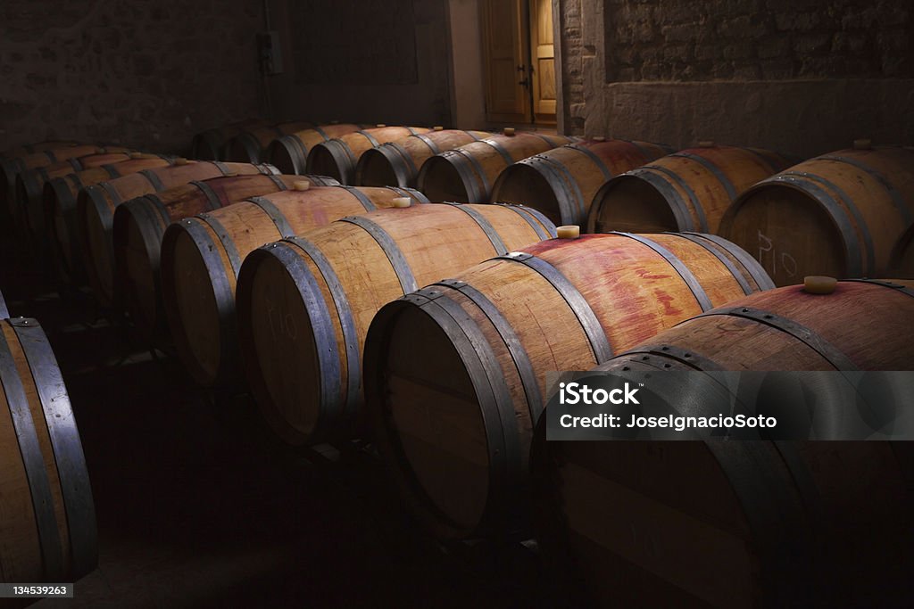 Barriles de vino en bodega de antigüedad - Foto de stock de Bodega - Almacén libre de derechos