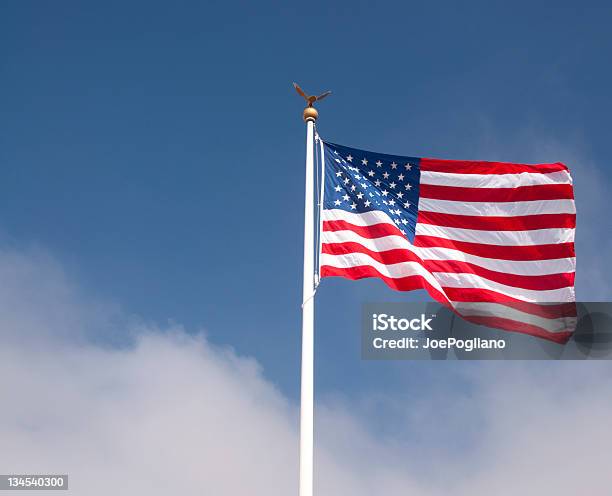 Foto de Bandeira Dos Eua e mais fotos de stock de Acenar - Acenar, Bandeira Norte-Americana, Pau - Objeto manufaturado