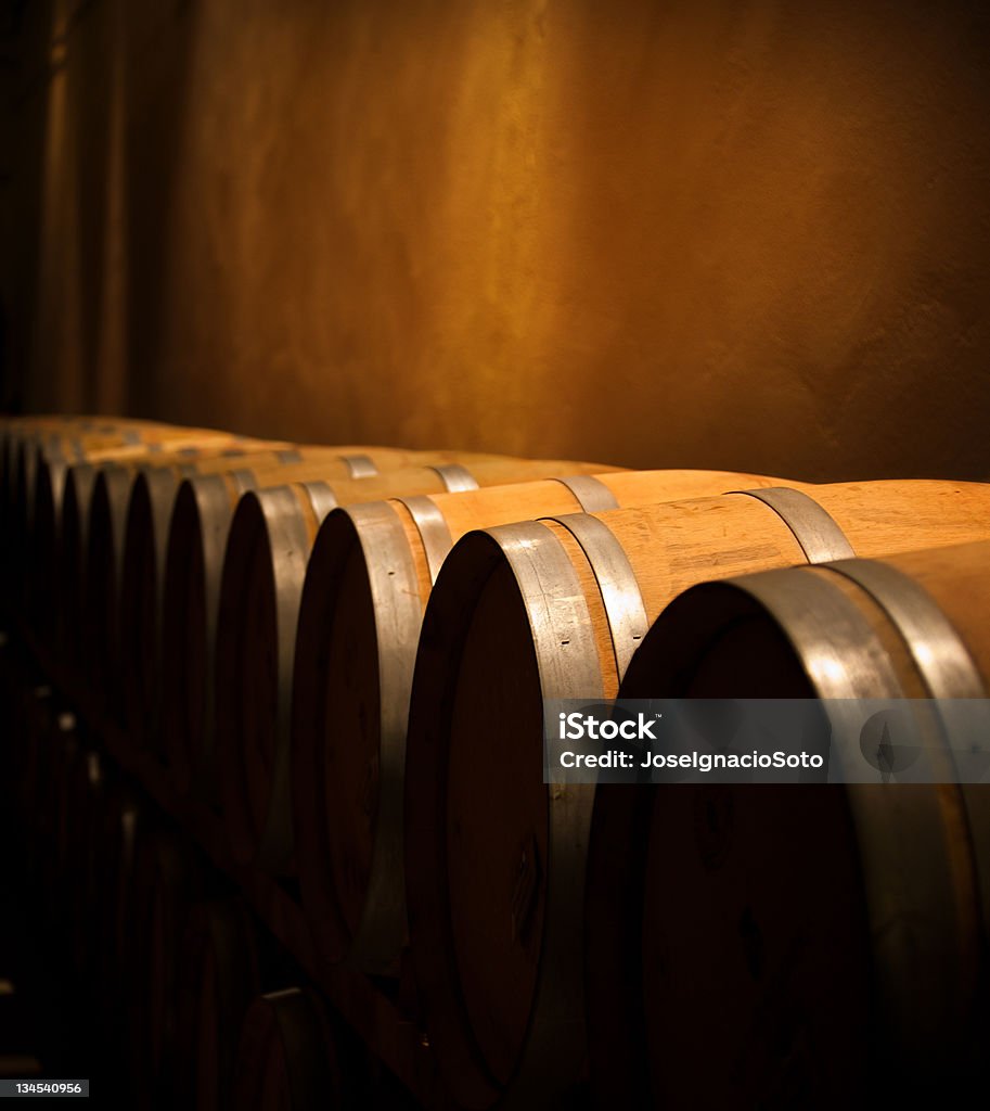 Fila de barriles de vino en bodega de antigüedad - Foto de stock de Anticuado libre de derechos
