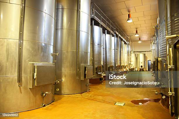 Bodega Fermentar Instalación Moderna Foto de stock y más banco de imágenes de Acero - Acero, Barril, Barril de vino