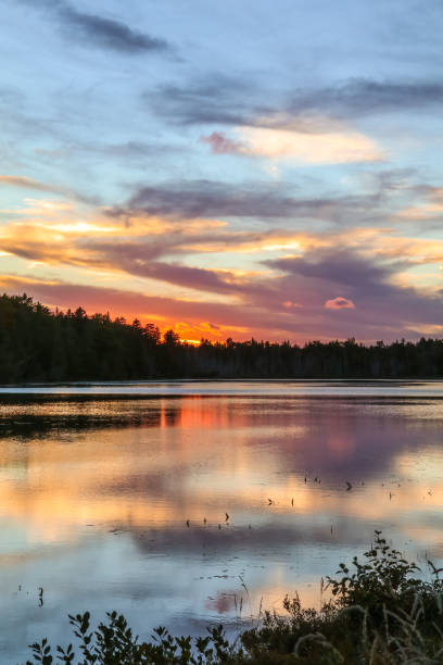 美しい雲並みで日没時にメイン州ムースヘッド湖近くのスペクタクル池 - mt katahdin ストックフォトと画像