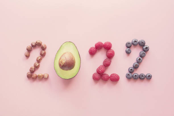 2022 fabriqué à partir d’aliments sains sur fond rose, bonne année, résolution de régime santé, objectifs et mode de vie - vegetarian food freshness raw pink photos et images de collection