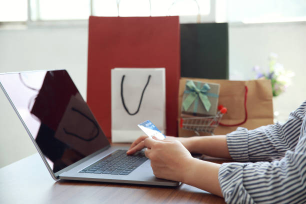 płatność online, kobiety ręce trzymające kartę kredytową i używające laptopa do zakupów online. koncepcja black friday i cyber monday - cyber monday zdjęcia i obrazy z banku zdjęć