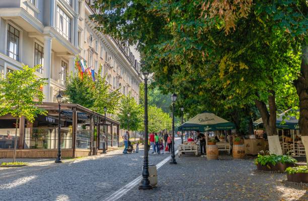 calle peatonal eugene doga en chisinau, moldavia - moldavia fotografías e imágenes de stock