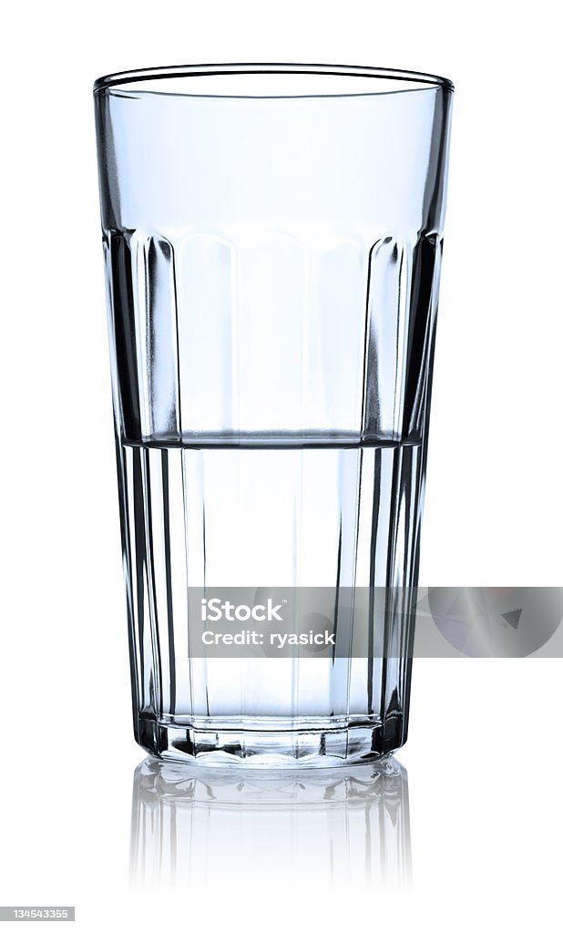 Cancella Bicchiere mezzo pieno di acqua isolato con riflessione - Foto stock royalty-free di Bicchiere