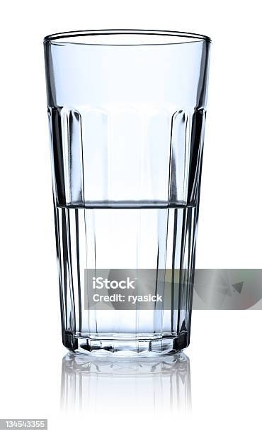 Cancella Bicchiere Mezzo Pieno Di Acqua Isolato Con Riflessione - Fotografie stock e altre immagini di Bicchiere