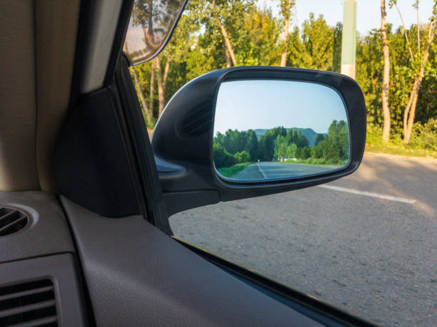 vista de paisagem de reflexão do espelho lateral do carro - rear view mirror car mirror sun - fotografias e filmes do acervo