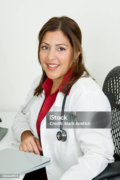 Piękne Hispanic Lekarza - zdjęcia stockowe i więcej obrazów Badania - Badania, Badania kliniczne, Badanie lekarskie