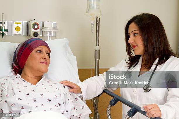 Foto de Bela Hispânica Profissional Médico Consolando Um Paciente e mais fotos de stock de Droga de Quimoterapia