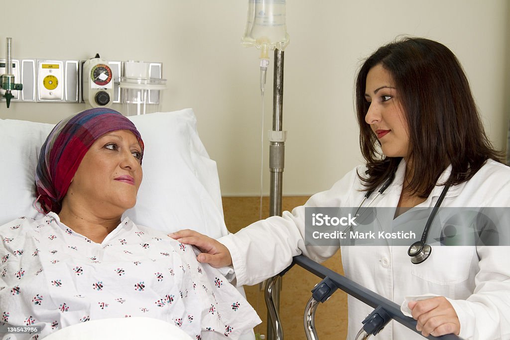 Красивая Латиноамериканская медицинского работника Утешение пациента - Стоковые фото Препарат для химиотерапии роялти-фри