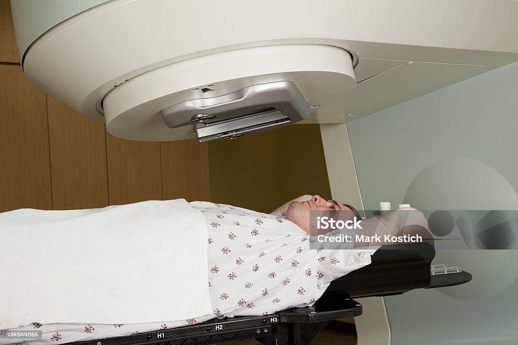 Homem recebendo terapia de Tratamento de Câncer de radiação - Foto de stock de Linfoma royalty-free