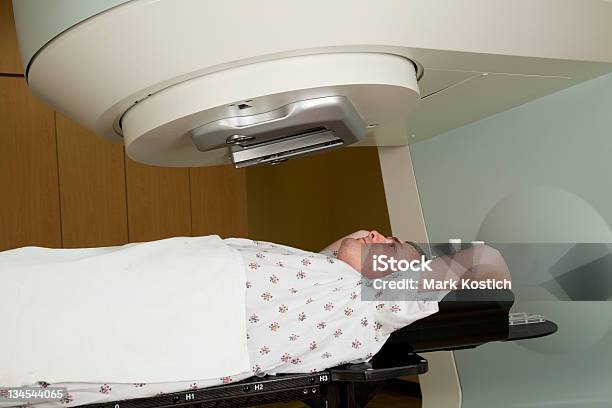 Foto de Homem Recebendo Terapia De Tratamento De Câncer De Radiação e mais fotos de stock de Linfoma