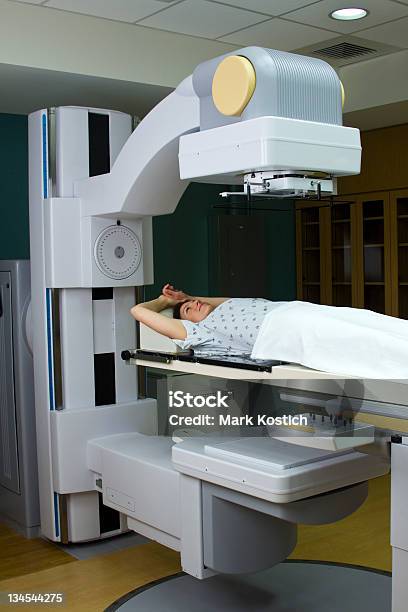 Frau Simuliertes Für Brustkrebsbehandlungen Stockfoto und mehr Bilder von Radioaktive Strahlung - Radioaktive Strahlung, Brustkrebs, Gesundheitswesen und Medizin